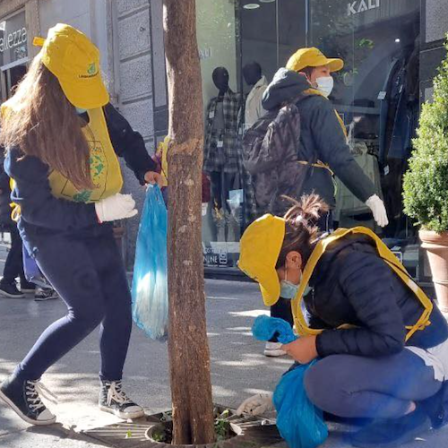 Cava de' Tirreni, studenti "spazzini" ridanno decoro a strade e cortili