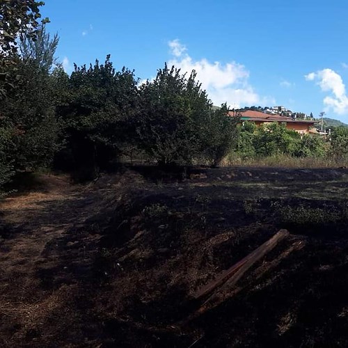 Cava de' Tirreni, terreno incolto in fiamme: multato il proprietario