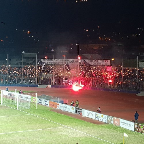 Cava de' Tirreni, tifoso fa esplodere petardo in curva: rischia di perdere la mano 