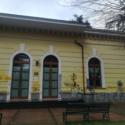Cava de' Tirreni: vandali imbrattano la facciata del Club Universitario Cavese 