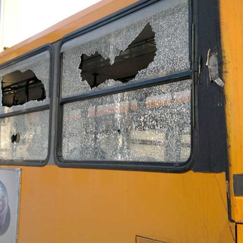 Cava de' Tirreni, vandali lanciano pietre contro bus: paura a Passiano 