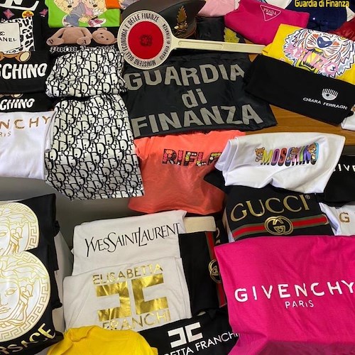 Cava de' Tirreni, vendita di capi d’abbigliamento contraffatti: scatta il sequestro 