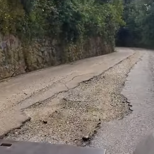 Cava de' Tirreni, via Gioacchino Trezza dissestata e pericolosa. Consigliere Senatore: «Chiederò documentazione tecnica»