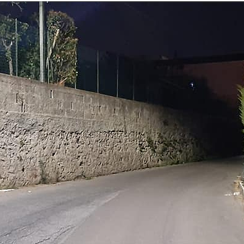 Cava de' Tirreni: via Michele Baldi senza specchio stradale, rischio incidenti e preoccupazione tra i residenti 