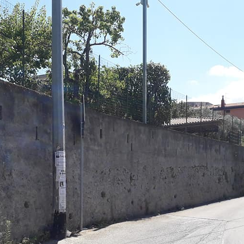 Cava de' Tirreni: via Michele Baldi senza specchio stradale, rischio incidenti e preoccupazione tra i residenti 