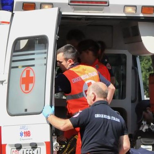 Cava de' Tirreni: violento impatto auto-moto sotto l'ospedale, ferito ventenne