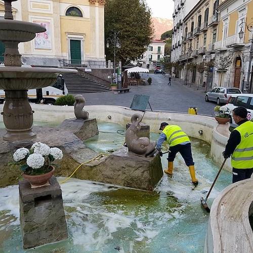 Cava, interventi di igiene urbana: pulita la fontana dei Delfini