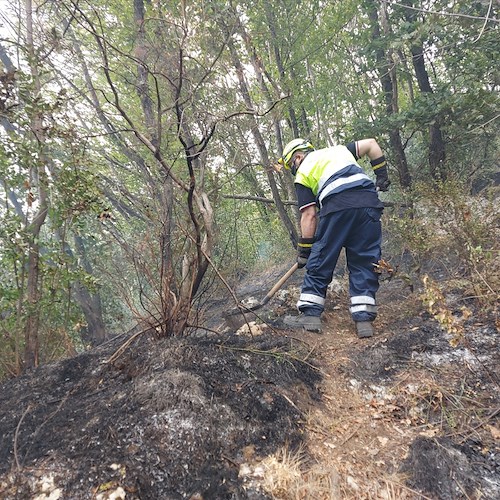Cava, principio di incendio a Monte Caruso: in corso operazioni di bonifica 