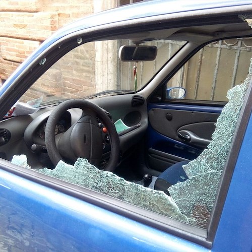 Cava, vandali in azione: danneggiati vetri e pneumatici di auto in sosta
