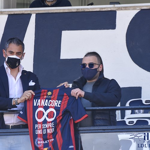 Cavese e Potenza ricordano Antonio Vanacore, maglia commemorativa per l'allenatore scomparso 