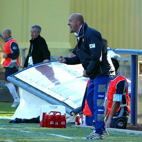 Mister Rossi durante il derby a Benevento (foto di Angelo Tortorella)