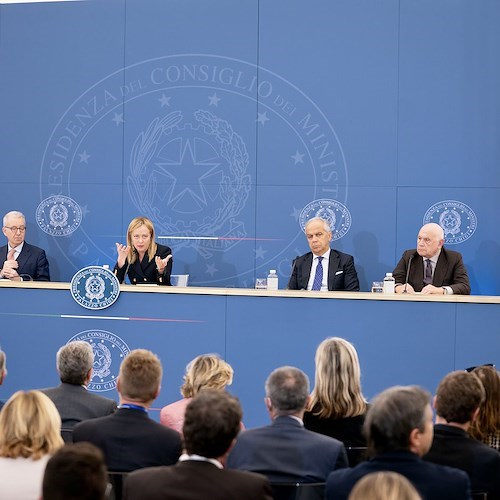 Cdm: ok alla Manovra da 35 miliardi, stretta (e poi abolizione) del Reddito di Cittadinanza. Meloni: «L'Italia riparte»