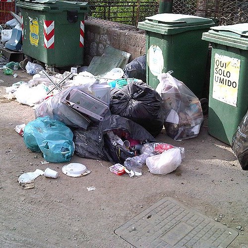 Dossier fotografico sull'emergenza rifiuti presentato dall'opposizione...