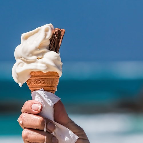 Cilento, bimbi trovano e restituiscono borsello con 200 euro: ricompensati con un gelato dal proprietario