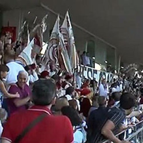 La protesta allo stadio: in primo piano i Città Regia, sullo sfondo le Torri Metelliane