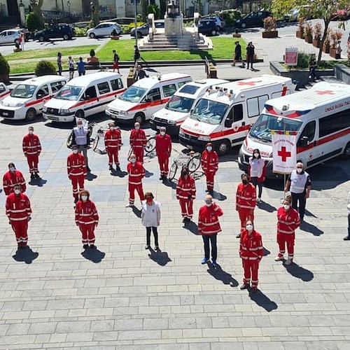 Commozione a Cava per la Giornata Croce Rossa, bimba si avvicina ai volontari: «Siete i nostri eroi»