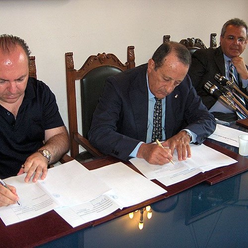 Il sindaco Galdi ed Angelo Strianese, presidente della Camera di Commercio di Salerno, mentre firmano la convenzione
