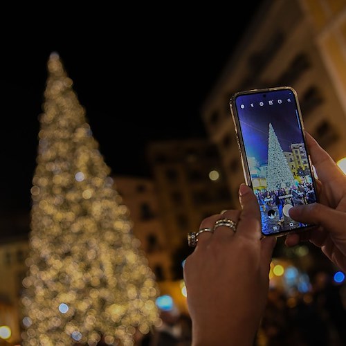 Con l'accensione dell'albero di Natale al via "Luci d'Artista 2022", Sindaco: «Da Salerno messaggio di speranza e di luce»
