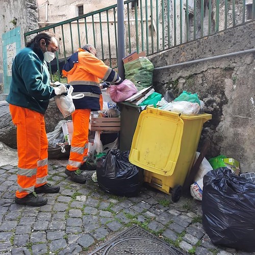 Conferimento rifiuti a Vietri sul Mare, diffidate attività commerciali. Sindaco: «Atteggiamento a dir poco incivile»