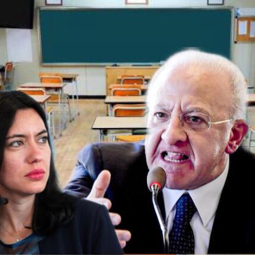 Contagi nelle scuole, De Luca accusa Azzolina: «Il peggiore ministro dell'Istruzione della storia»
