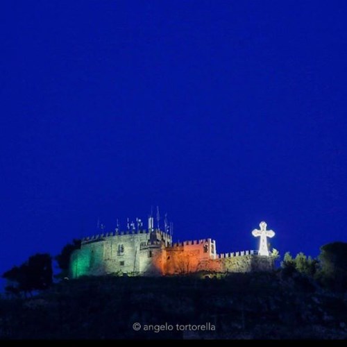 Coronavirus, a Cava il castello di Castello Sant'Adiutore si illumina con il tricolore 