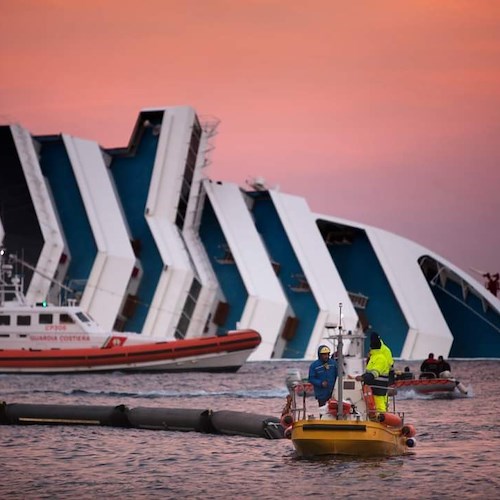 Costa Concordia, dieci anni fa il tragico naufragio a largo dell'Isola del Giglio