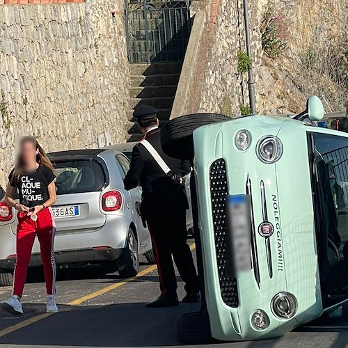 Costa d'Amalfi, Praiano: auto si ribalta su strada interna, illesi i passeggeri 