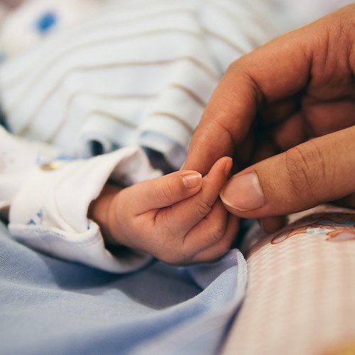 Covid, 31enne incinta e non vaccinata finisce in terapia intensiva a Napoli: grave il bimbo