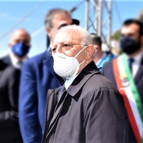 Covid, contagi in aumento. De Luca preoccupato: «Protezione vaccino sta per esaurirsi, occorre terza dose»
