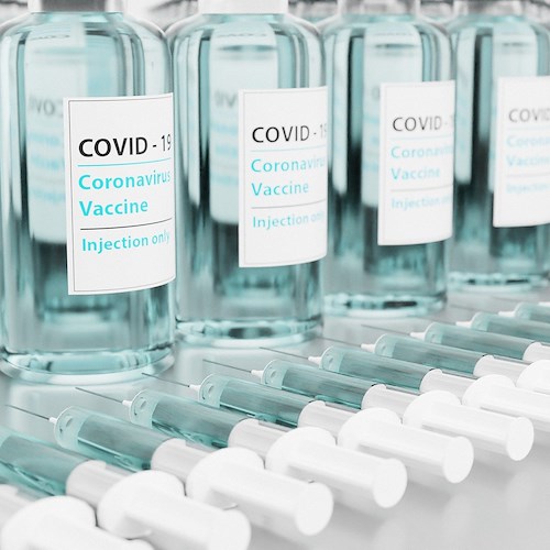 Covid, Crisanti: «Troppi mix di vaccini, durata protezione rebus»