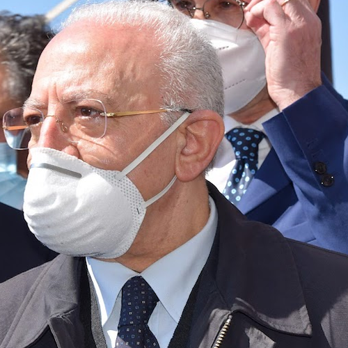 Covid, De Luca controcorrente: «In Campania confermate mascherine nelle strutture sanitarie»