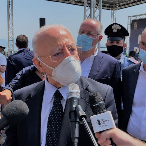 Covid e guerra, De Luca contro tutti: «Prof no vax giochino burraco. Rubli a Putin? Meglio figurine Panini»
