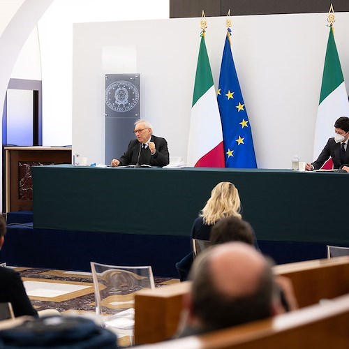Covid, Green pass illimitato e quarantena a scuola: Speranza e Bianchi illustrano nuove norme