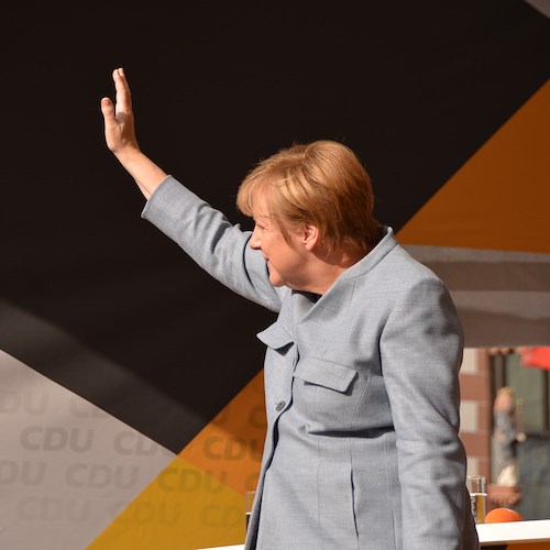 Covid, in Germania scatta lockdown per non vaccinati. Merkel: «Vorrei fossimo come in Italia»