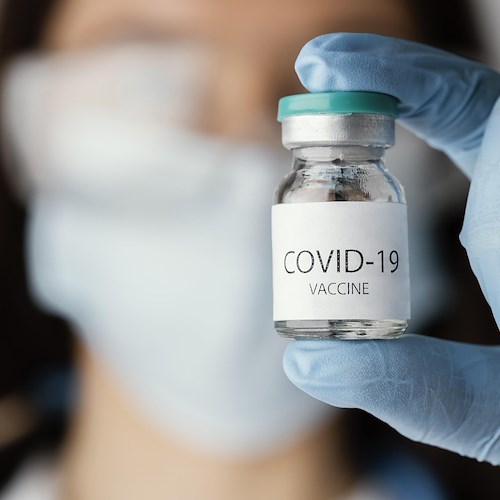 Covid, Iss: «Per no-vax rischio di morte 16 volte più alto rispetto a chi ha la terza dose»