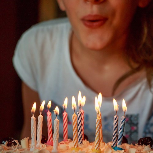 Covid, nuova ordinanza De Luca: vietate feste scolastiche, di compleanno e di laurea al chiuso