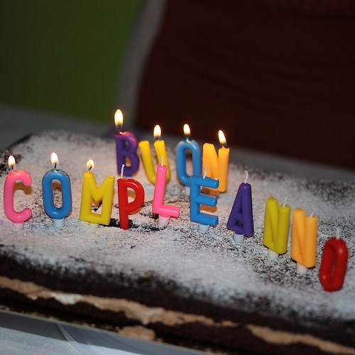 Covid, nuova ordinanza De Luca: vietate feste scolastiche, di compleanno e di laurea al chiuso