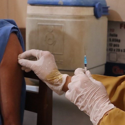 Covid, nuovo decreto legge: obbligo vaccinale per over 50 e nuove regole per quarantena a scuola