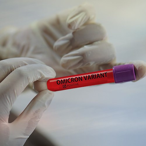 Covid, Regno Unito lancia l'allarme: «Omicron è la maggiore minaccia da inizio pandemia»