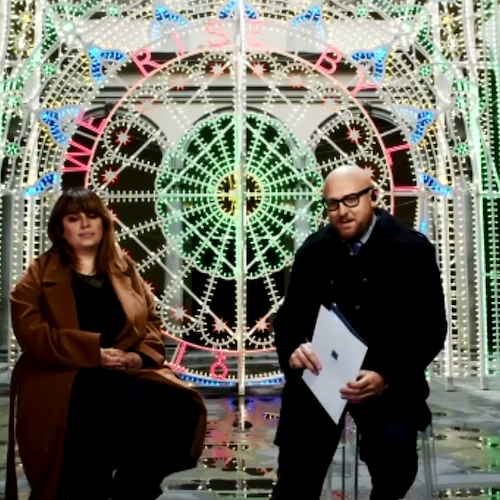 Da Cava a Firenze, l'artista Marinella Senatore presenta la sua luminaria "We Rise by Lifting Others" [FOTO-VIDEO]