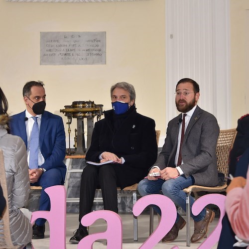 Dal Papa a Greta Thunberg, 22 messaggi da Procida Capitale con il francobollo celebrativo: “La cultura abbatte le barriere” 