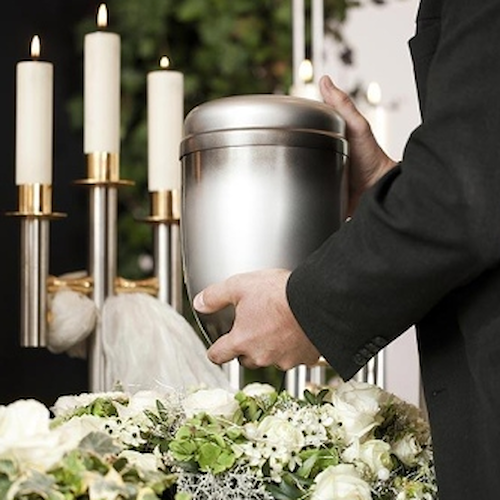 Dal Vaticano nuove norme per la cremazione: le ceneri non possono essere disperse né conservate in gioielli
