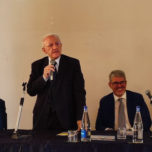 De Luca a Cava de' Tirreni: efficienza, competenza ed un premio di 8 milioni di euro 