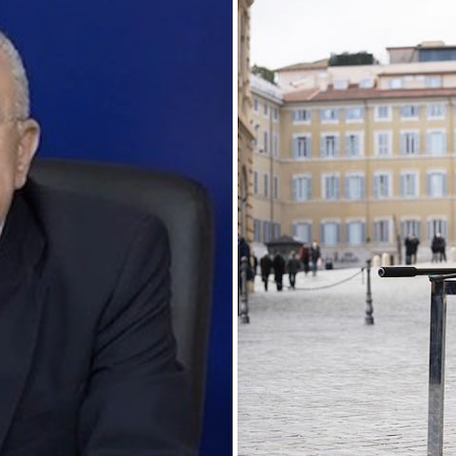 De Luca, le critiche al Governo e l'ironia sul tavolino di Conte: «Unico banco buono in Italia»