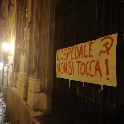 «De Luca pinocchio promesse da farlocco», Partito Comunista in piazza in difesa dell'Ospedale di Cava