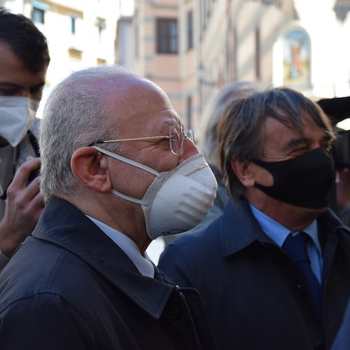 De Luca: «Ridurre a 4 mesi adozioni dei bambini ucraini». E sul Covid: «Mascherina anche dopo fine stato emergenza»