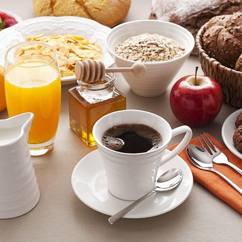 Dieta, ritardare la colazione e anticipare la cena: si brucia il doppio del grasso