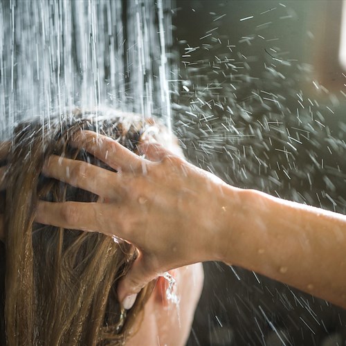 Donna muore folgorata nella doccia: tragedia nel salernitano 