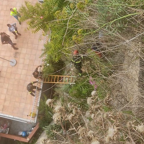 Dramma a Salerno, uomo precipita nel vuoto in via Benedetto Croce