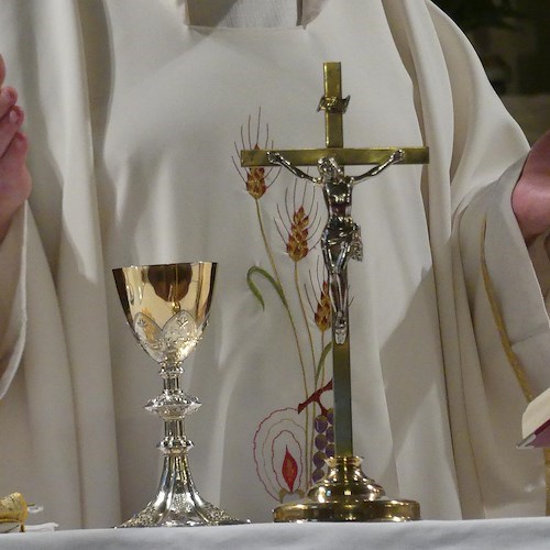 Eboli, anziana scippata in chiesa: prete si mette all'inseguimento del ladro 